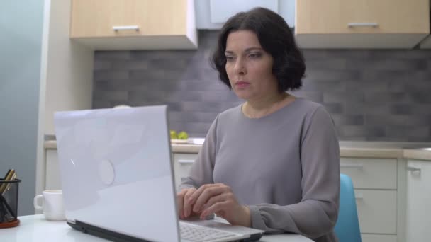 Gerente mujer que sufre de dolor de espalda, trabajando en el ordenador portátil, sedentario estilo de vida
 - Metraje, vídeo