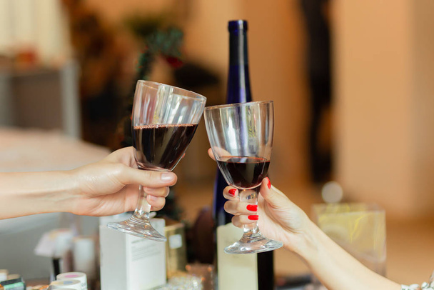 Hand clinking glasses with white wine to celebration holiday. - Foto, Imagem