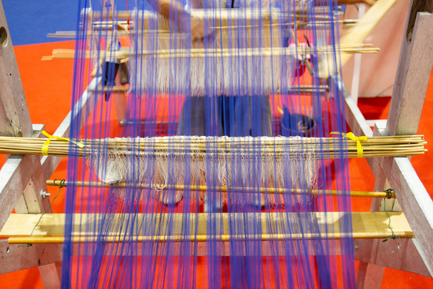 Wevend materiaal huishoudelijk weven-detail van het weven van weefgetouw   - Foto, afbeelding