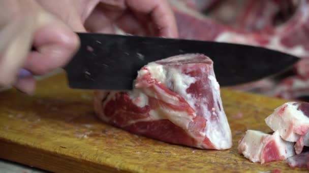 con un cuchillo afilado en una tabla de madera cortar la carne de cordero gordo
 - Metraje, vídeo