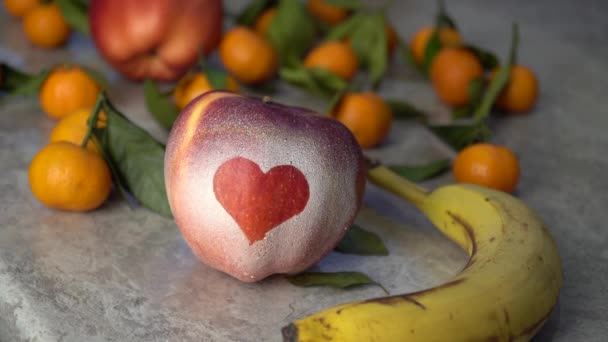 Manzana con el corazón y otras frutas en la mesa, tema de amor
 - Metraje, vídeo