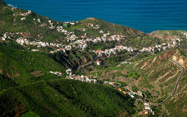 Pohled z pohledu El Bailadera dolů k malebným vesnicím Azanos a Taganana ve venkovském parku Anaga v Tenerife, Kanárské ostrovy, Španělsko. - Fotografie, Obrázek