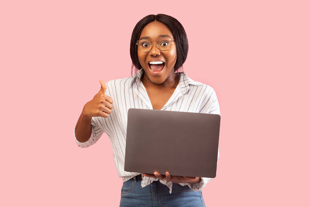 Girl Holding Laptop Gesturing Thumbs-Up Recommending Website Standing In Studio - Foto, Imagem