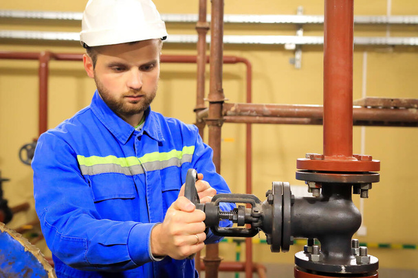 Maintenance engineer  turns a main valve and launch technologica - Фото, изображение