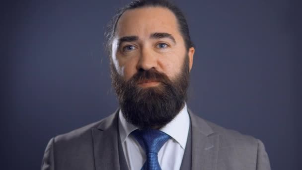 Mature beardy businessman in grey suit - Footage, Video