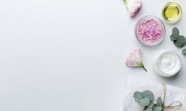 Саморобні спа-продукти з рожевих троянд пелюсток на білому
 - Фото, зображення