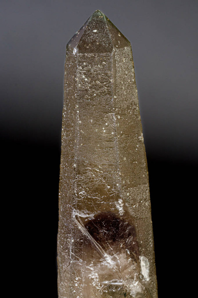 Pedra mineral macro Prase com fantasma ametista em um backgr cinza
 - Foto, Imagem