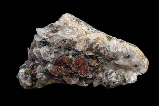 Minerales de piedra macro calcita con calcopirita en un backgro gris
 - Foto, imagen