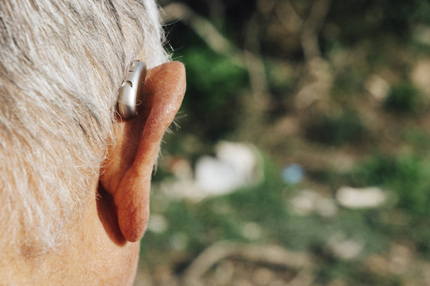 senior portant une prothèse auditive
 - Photo, image