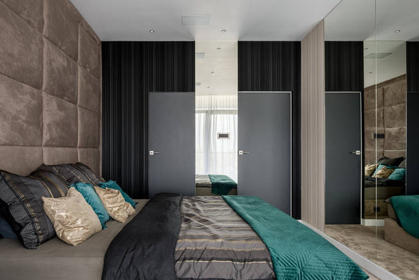 Bedroom with mirrored and upholstered walls - Foto, Imagem