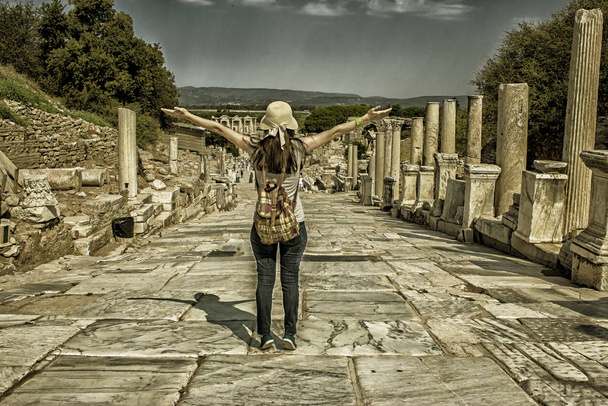 Turquie, une heureuse touriste de l'ancienne ville d'Ephèse
 - Photo, image