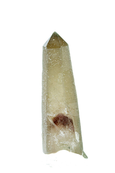 Макро минеральный камень Празе с аметистовым фантомом на белом спинке
 - Фото, изображение