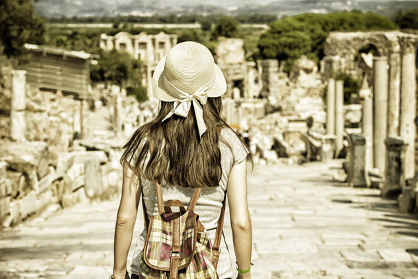 Туреччина, щаслива туристична жінка з стародавнього міста Ефеса. - Фото, зображення