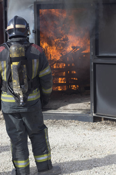 Bombero estación de entrenamiento contra incendios taladro
 - Foto, imagen