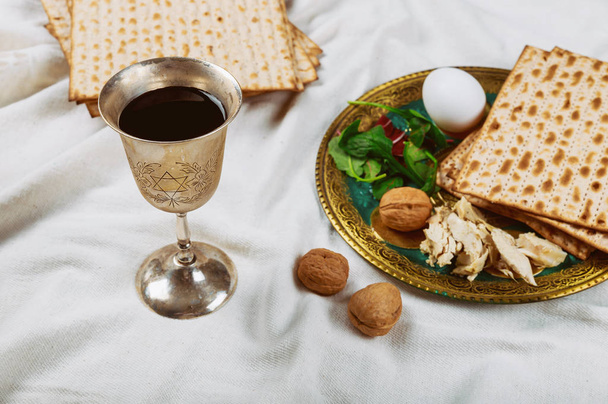 Urlaub Matzoh Feier matzoh jüdisches Passahbrot von koscherem Wein - Foto, Bild