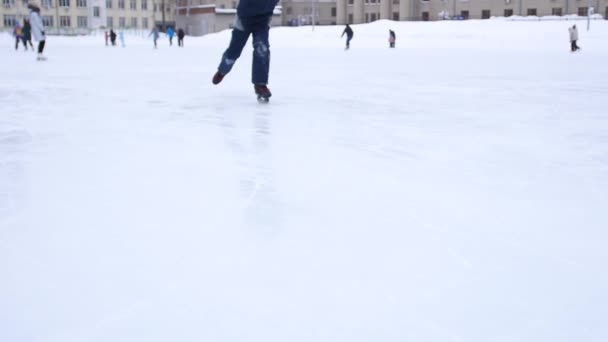 Die Klinge der Schlittschuhe durchschneidet das Eis. Hockeyspieler bremst auf dem Eis. Nahaufnahme von Eishockey-Schlittschuhen. - Filmmaterial, Video