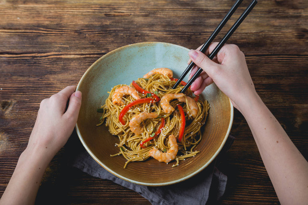 Egg noodles with bell pepper and shrimp - Фото, изображение