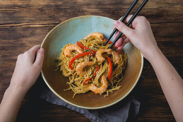 Egg noodles with bell pepper and shrimp - Foto, immagini