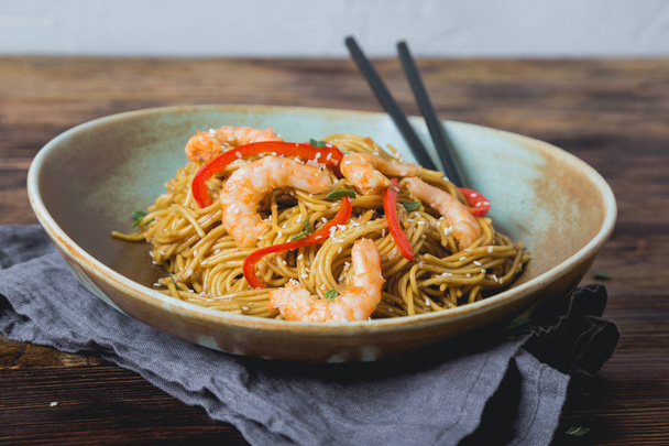 Egg noodles with bell pepper and shrimp - Foto, Bild