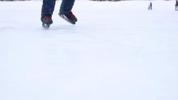 Η λεπίδα των παγοπέδιλων κόβει τον πάγο. Ο παίκτης χόκεϊ κάνει φρένο στον πάγο. Κοντινό πλάνο των πατινιών χόκεϊ. - Πλάνα, βίντεο