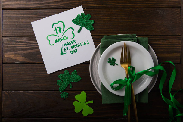 St Patrick 's Day ustawienie stołu party ozdobione zielonym leprec - Zdjęcie, obraz