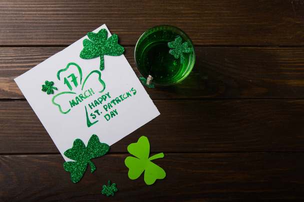 St. Patrick 's Day Groen bier pint over donkergroene achtergrond, de - Foto, afbeelding
