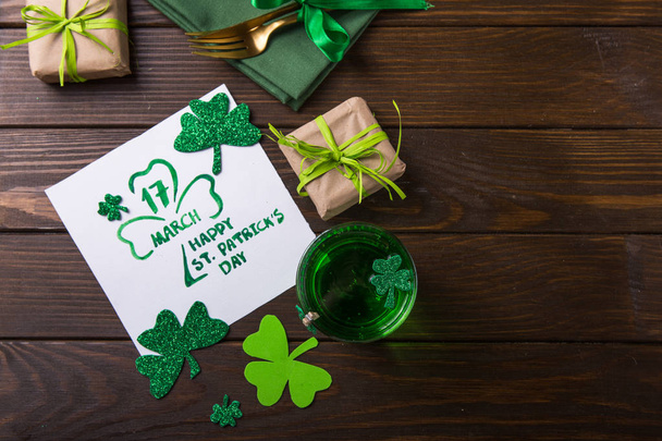 St. Patrick 's Day Zielone piwo na ciemnozielonym tle, de - Zdjęcie, obraz