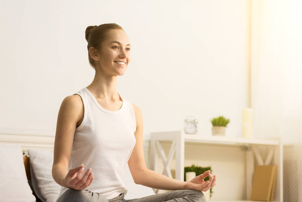 Boldog nő csinál anti-stressz jóga reggel - Fotó, kép