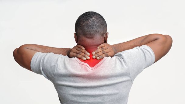 Homme noir avec douleur au cou, vue arrière
 - Photo, image