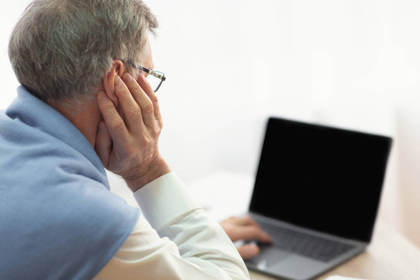 Homem sênior irreconhecível usando laptop sentado no escritório, Mockup, Back-View
 - Foto, Imagem