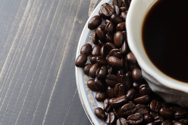 чашка гарячої кави і смажені кавові зерна
 - Фото, зображення