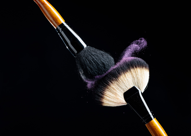 Makeup concept με επαγγελματικά πινέλα μακιγιάζ με λάμψη  - Φωτογραφία, εικόνα