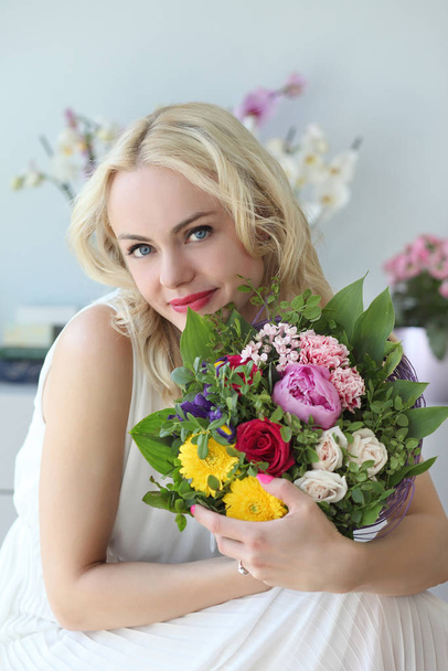mladá pozitivní dívka s kyticí květin - Fotografie, Obrázek