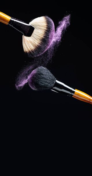 Concept de maquillage avec une brosse de maquillage professionnelle avec éclat
  - Photo, image