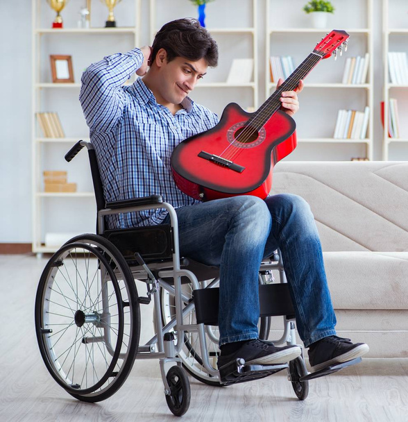 Behinderter Mann spielt zu Hause Gitarre - Foto, Bild