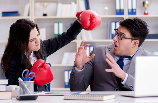 Kancelářský spor mezi mužem a ženou - Fotografie, Obrázek