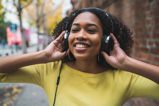 Afro american woman listening music - Zdjęcie, obraz