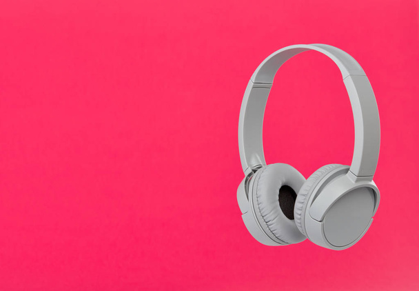 ακουστικά σε ροζ φόντο - Φωτογραφία, εικόνα