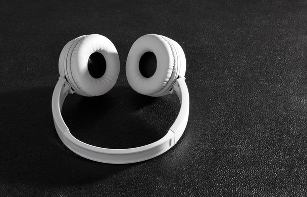 Boldog vezeték nélküli fejhallgatót - Fotó, kép