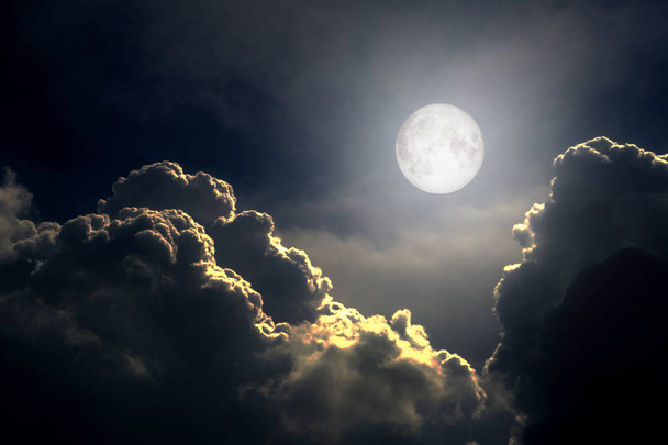 Pełnia księżyca i gwiazdy w chmurach cumulus - Zdjęcie, obraz
