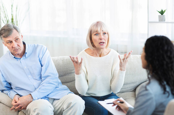 Mulher idosa queixa-se do marido durante psicoterapia
 - Foto, Imagem