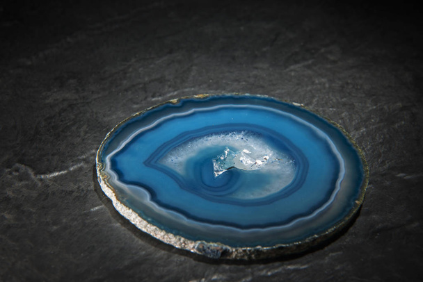 Pyöreä sininen akaatti makaa
 - Valokuva, kuva