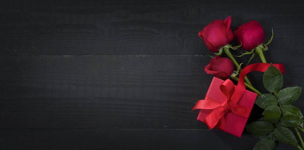 Троянди і червона подарункова коробка
 - Фото, зображення