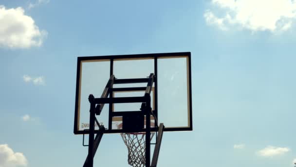 Basketbal met succes vliegend in basketbalring. Straat - Video