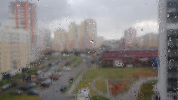Období dešťů, kapky deště na okenní sklo je pohled na město, panorama v temném počasí den. Abstraktní déšť kapky dešťové scenérie pozadí  - Záběry, video