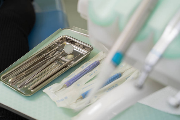 dental tools on a tray - Foto, afbeelding