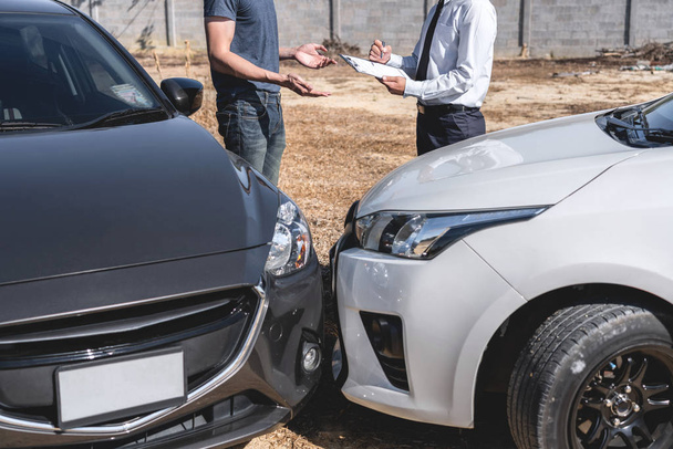 Biztosítási ügynök vizsgálja autóbaleset és ügyfél által értékelt negoti - Fotó, kép