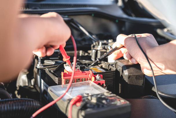 Mechanic repairman checking engine automotive in auto repair ser - Foto, imagen