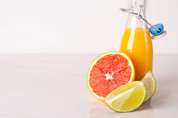 φρέσκος χυμός, πορτοκάλια lime και ανανάς - Φωτογραφία, εικόνα