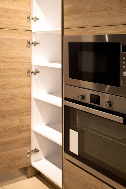 Modern konyhai berendezések, fehér és tölgy szekrények belső terei - Fotó, kép